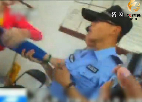 　紫衣女子暴力反抗執(zhí)法人員執(zhí)法