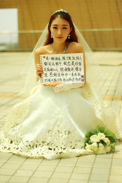 西外<em>女生大胆</em>告白:穿婚纱向男友求婚(组图)_粤