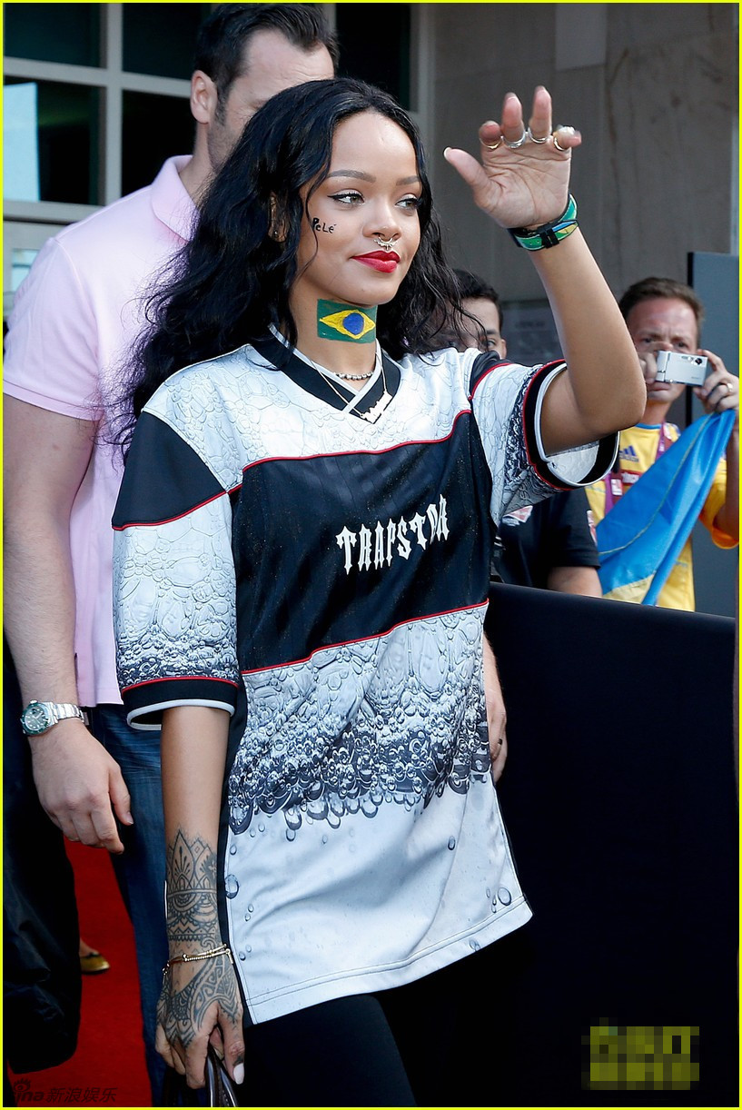 组图:蕾哈娜助阵世界杯 德国夺冠露内衣庆祝_