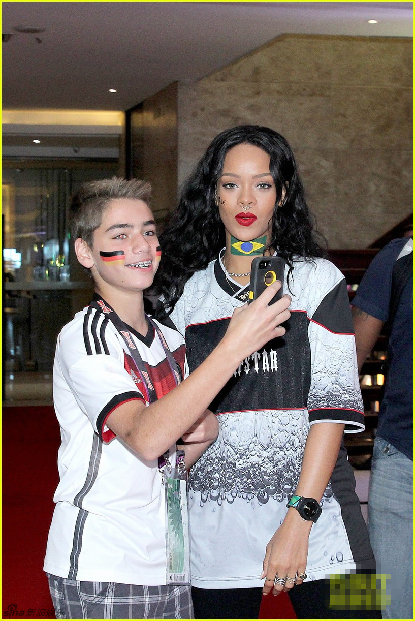 组图:蕾哈娜助阵世界杯 德国夺冠露内衣庆祝_