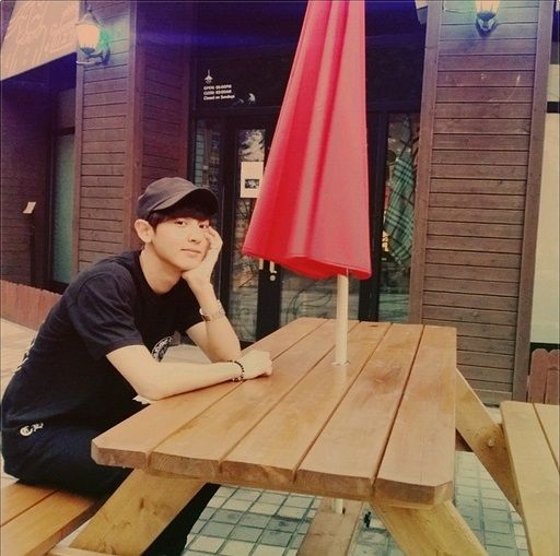 EXO灿烈公开近照 神态悠闲似度假_综艺_央视