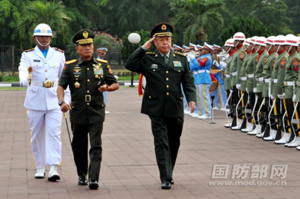  范长龙 与印尼国民军司令穆尔多科举行会谈_党