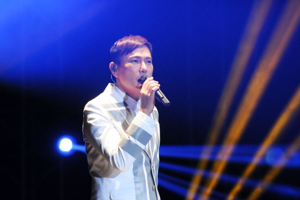  张信哲 上海 演唱会 落幕 翻唱韩剧《星你》主题