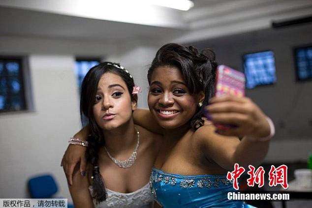 贫民窟女孩<em>成人</em>礼 巴西警车负责接送_粤语台