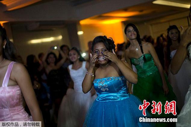 贫民窟女孩<em>成人</em>礼 巴西警车负责接送_粤语台