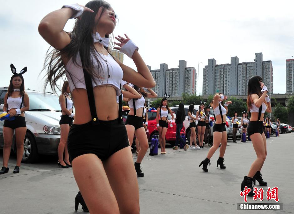 中秋节<em>美女</em>兔女郎<em>湿身</em>洗车狂欢趴_粤语台