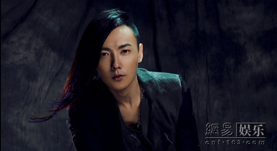  黄义达 发纪念版《I'm Yida》 写真展柔情魅力_