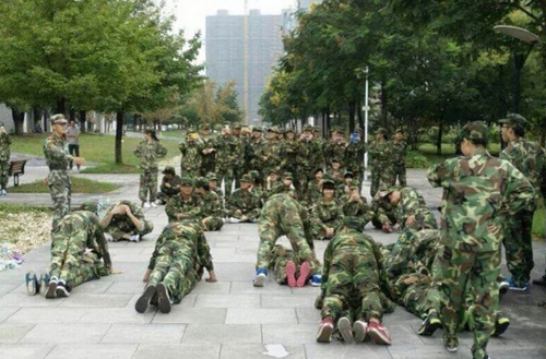 高校军训<em>男上女下</em>做俯卧撑 教官道歉(图)_粤