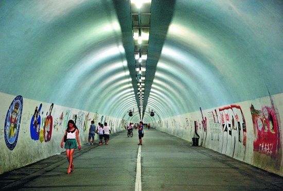 芙蓉隧道要不要抹白引争议 游客影响通行