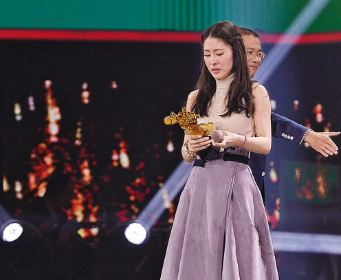 《好声音》总决赛落幕 张碧晨叹奖杯 有点烫手
