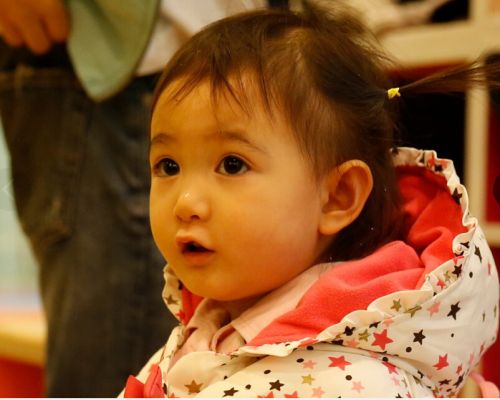 卖萌日卖萌 奥莉舔冰激凌看比赛_时尚台_央视