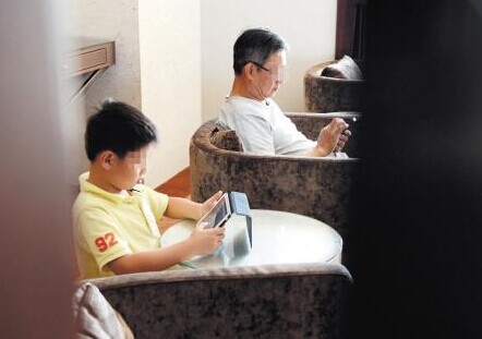 3岁<em>小女孩</em>戴750度眼镜 读屏<em>时代</em>孩子视力堪忧