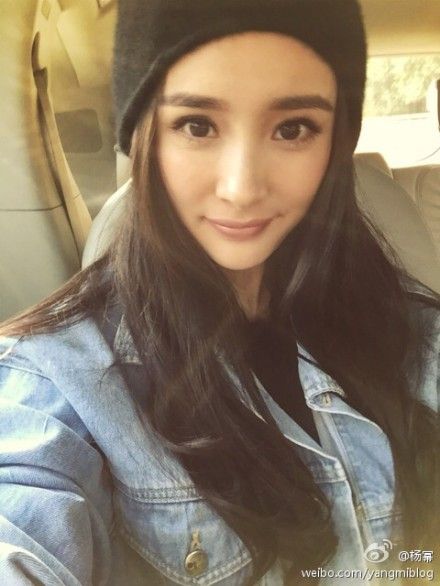 杨幂微博粉丝数破四千万 晒自拍送福利