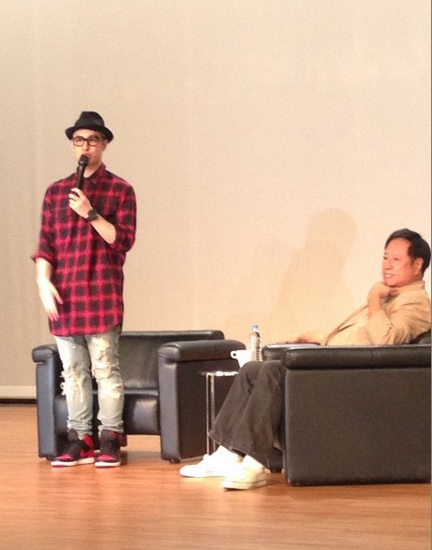 潘玮柏伤后首与父亲同台亮相绷带清晰可见（图）