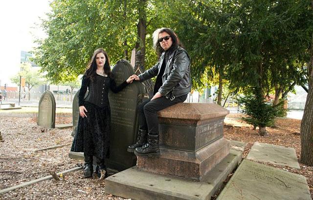 英夫妇自称现实版吸血鬼 白天睡觉喜食人血