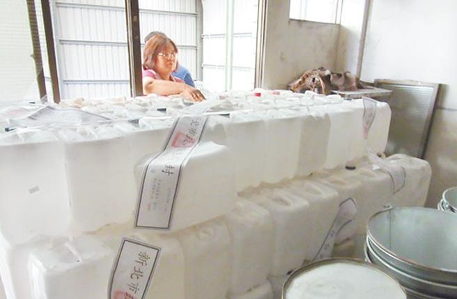 新北市稽查三重&ldquo;卢佳食品（卢家仙草）&rdquo;，发现业者违法回收洗肾专用医疗空桶，盛装仙草茶贩售