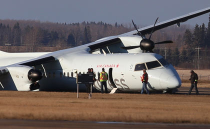 组图:加拿大客机起飞时轮胎爆炸 着陆时螺旋桨插入客舱