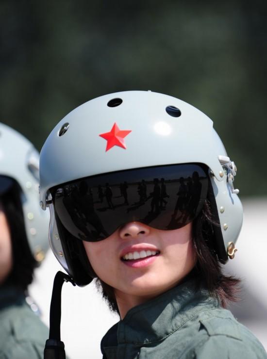 揭秘歼10女飞行员:<em>天上女</em>汉子 地下萌妹纸_台