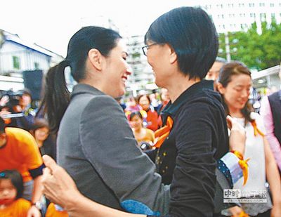 连胜文展开全面反攻&ldquo;酷酷嫂&rdquo;周美青登场救援