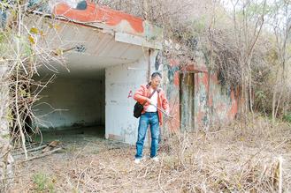 老兵纪念退伍30年重回金门扫军营（图）