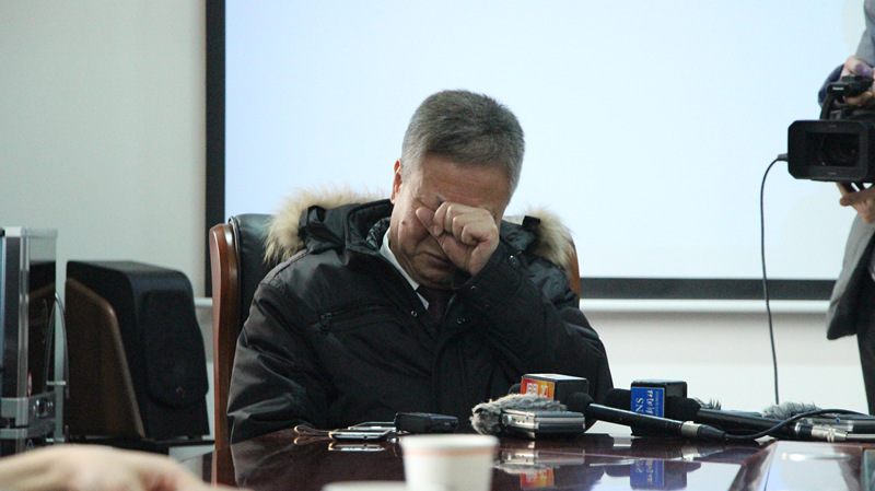 回忆起8年逃亡生涯，李某掩面而泣。