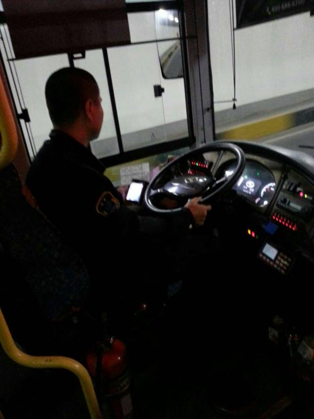 三天内,厦门两名公交司机玩手机、看微信停职