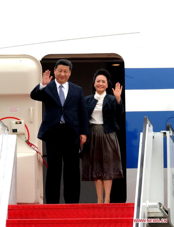<em>Xi</em> arrives in Macao, meets key officials from SA