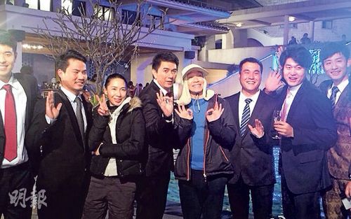 周星驰当导演幕后照曝光双手比OK手势展笑容（图）