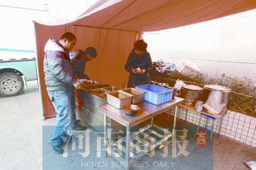 郑州黑盒饭乱象:槽头肉当后腿肉 翅根裹面当鸡腿