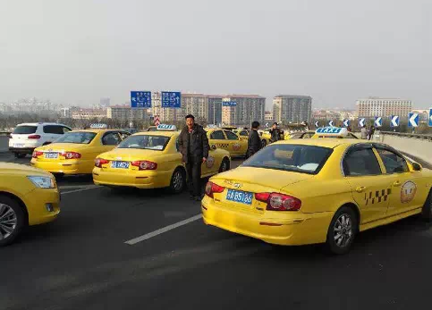 在南京南站，停运的出租车一度达到数百辆。