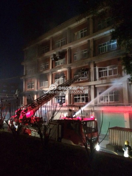 集美灌口铁山路先锋电镀区一厂房起火 现场火