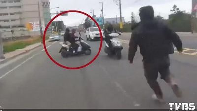 拾荒男子遭人追打路边哀嚎热心民众忙报警（图）