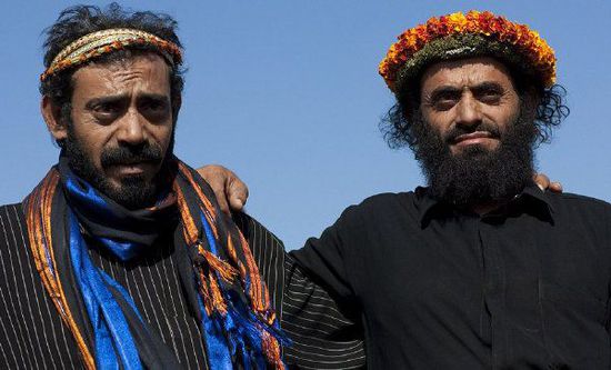 纪实摄影:沙特阿拉伯某偏远部落,戴花的男人们_旅游_央视网(cctv.com)