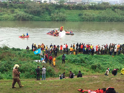 台湾坠河 客机失事 前塔台 录音公布 _新闻_央视