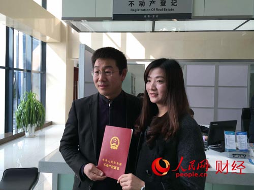 张邢卫锋夫妇展示证书。