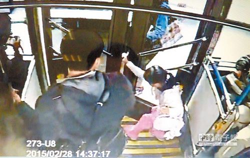 妹妹来不及下公交被夹手姐姐狂追2公里（图）