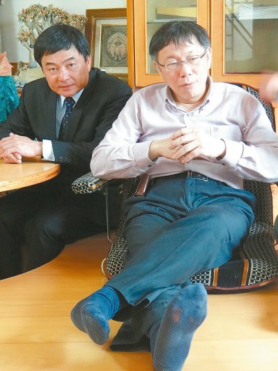 柯文哲穿破袜赴云林参访民众称其像妈祖出巡（图）