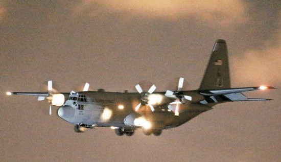 美国运输机抵台维修F-18大黄蜂战机