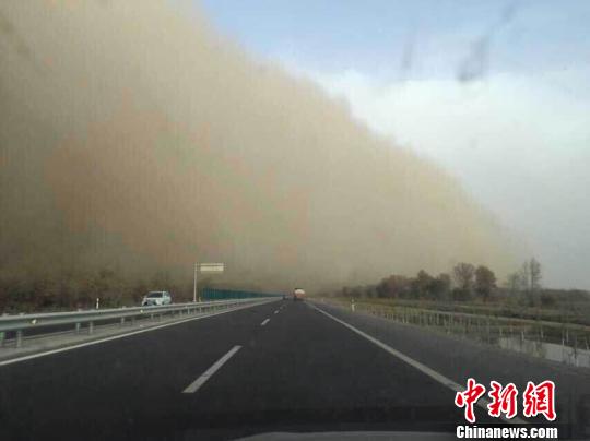 新疆塔里木发生强沙尘暴黄沙翻卷腾涌（图）