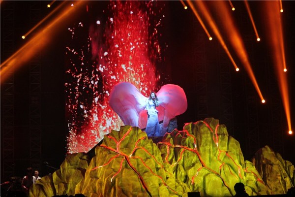 田馥甄上海演唱会女巫造型惊艳 现场翻唱陈奕