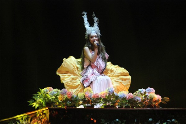 田馥甄上海演唱会女巫造型惊艳 现场翻唱陈奕