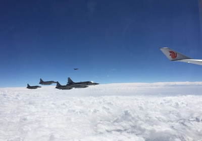 基斯坦总理向习近平主席赠送枭龙战机护航照片