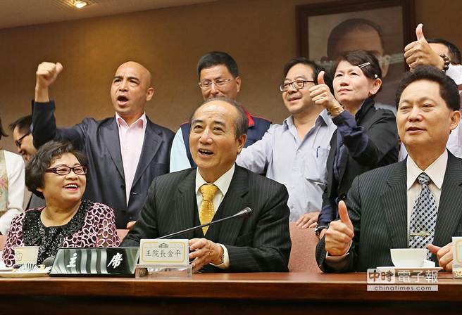 王金平与台湾联合总工会等工会团体合影时面露轻松，成员并高喊支持&ldquo;王院长选总统&rdquo;