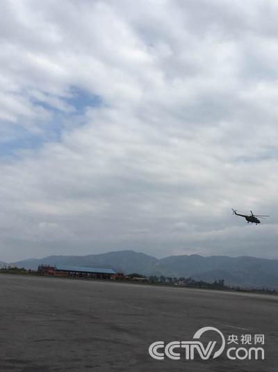 当地直升飞机出发救援。据受访者余小姐介绍,地震发生后当地机场虽然短暂关闭。但在逗留的过程中,依然有两班从博卡拉飞往加德满都的航班降落在机场。此外也有数架直升飞机从机场出发前往灾区。