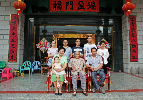 玉林庞富英家庭幸福和美