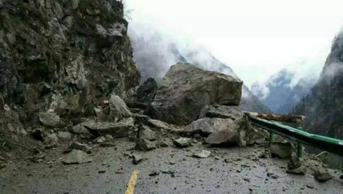 聂拉木县聂拉木镇宗塔村至聂拉木县城路段灾情。公路局正在出动大型机械情路道路。