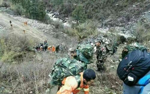 部队官兵徒步跋涉进入灾区。冯骥摄