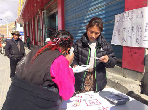 中国移动在灾区设立免费报平安点。