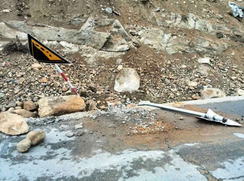 聂拉木县聂拉木镇宗塔村至聂拉木县城路段灾情。公路局正在出动大型机械情路道路。