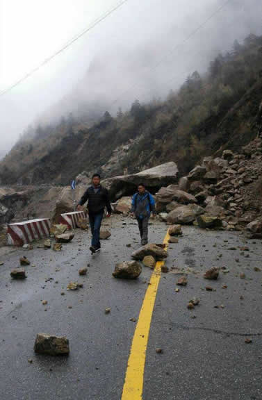 在地震中中断的道路。冯骥摄